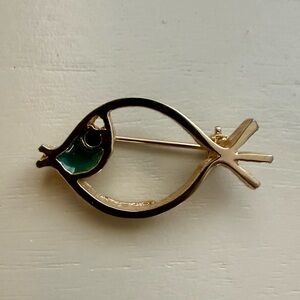 Sarah Coventry Green Enamel Gold Tone Fish Ichthys Brooch Canada Lucky Vintage